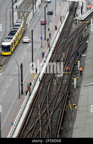 Berlin, Deutschland. März 2021, 24th. Blick auf die U-Bahn- und Straßenbahnschienen in Friedrichshain an der U-Bahn-Station Warschauer Straße. Seit April 2020 laufen hier Renovierungsarbeiten am Hochviadukt, die voraussichtlich ein Jahr dauern werden. Zwischen den Haltestellen Kottbusser Tor und Warschauer Straße verkehren daher keine Züge. Busse werden verwendet. Quelle: Jens Kalaene/dpa-Zentralbild/ZB/dpa/Alamy Live News Stockfoto