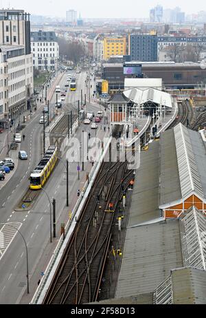 Berlin, Deutschland. März 2021, 24th. Blick auf die U-Bahn- und Straßenbahnschienen in Friedrichshain an der U-Bahn-Station Warschauer Straße. Seit April 2020 laufen hier Renovierungsarbeiten am Hochviadukt, die voraussichtlich ein Jahr dauern werden. Zwischen den Haltestellen Kottbusser Tor und Warschauer Straße verkehren daher keine Züge. Busse werden verwendet. Quelle: Jens Kalaene/dpa-Zentralbild/ZB/dpa/Alamy Live News Stockfoto