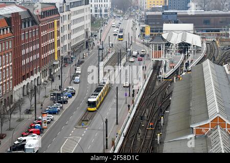 Berlin, Deutschland. März 2021, 24th. Blick auf die U-Bahn- und Straßenbahnschienen in Friedrichshain an der U-Bahn-Station Warschauer Straße. Seit April 2020 laufen hier Renovierungsarbeiten am Hochviadukt, die voraussichtlich ein Jahr dauern werden. Zwischen den Haltestellen Kottbusser Tor und Warschauer Straße verkehren daher keine Züge. Busse werden verwendet. Quelle: Jens Kalaene/dpa-Zentralbild/ZB/dpa/Alamy Live News Stockfoto