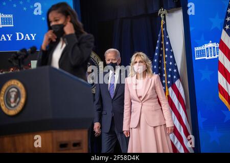 US-Präsident Joe Biden, mit First Lady Dr. Jill Biden, hören Bemerkungen von Margaret Purce, Mitglied der US-Fußball-Frauen-Nationalmannschaft, während einer Veranstaltung zum Tag der Entgeltgleichheit im Staatlichen Speisesaal des Weißen Hauses in Washington, DC, USA, 24. März 2021. Equal Pay Day markiert die zusätzliche Zeit, die es eine durchschnittliche Frau in den Vereinigten Staaten, um die gleiche Bezahlung, die ihre männlichen Kollegen aus dem vorherigen Kalenderjahr zu verdienen.Kredit: Shawn Thew / Pool über CNP / MediaPunch Stockfoto