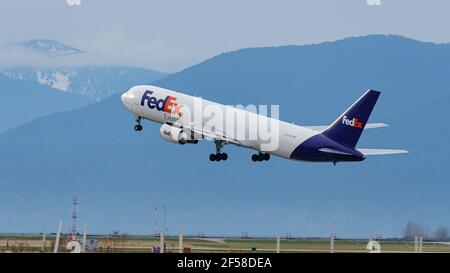 Richmond, British Columbia, Kanada. März 2021, 23rd. Ein FedEx Express Boeing 767-300F (N155FE) Frachtjet fährt am Dienstag, den 23. März 2021 vom Vancouver International Airport, Richmond, B.C. ab. THE CANADIAN PRESS IMAGES/Bayne Stanley Credit: Bayne Stanley/ZUMA Wire/Alamy Live News Stockfoto