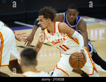 Sacramento, CA, USA. März 2021, 24th. Atlanta Hawks Guard Trae Young (11) fährt im zweiten Quartal bei einem Spiel im Golden 1 Center am Mittwoch, den 24. März 2021 in Sacramento an Sacramento Kings Guard De'Aaron Fox (5) vorbei. Quelle: Paul Kitagaki Jr./ZUMA Wire/Alamy Live News Stockfoto