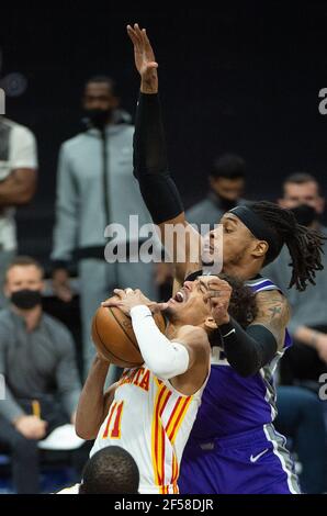 Sacramento, CA, USA. März 2021, 24th. Sacramento Kings Center Richaun Holmes (22) fouls Atlanta Hawks Wache Trae Young (11) im zweiten Quartal während eines Spiels im Golden 1 Center am Mittwoch, 24. März 2021 in Sacramento. Quelle: Paul Kitagaki Jr./ZUMA Wire/Alamy Live News Stockfoto