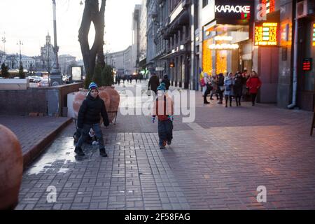 Zwei Jungen genießen den frühen Wintertag und Eis auf Khreschatyk Straße in der Innenstadt von Kiew (Kiew) die Hauptstadt der Ukraine Stockfoto