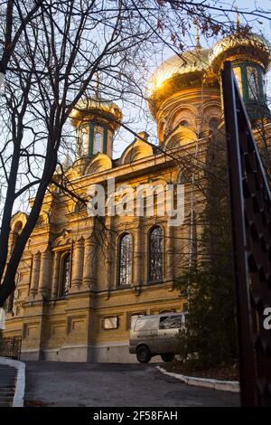 Der Blick auf die Mantelkirche der orthodoxen Jungfrau in Kiew, der Hauptstadt der Ukraine. Holzkirche existierte hier seit 1791, später Steinpflaster gebaut. Stockfoto