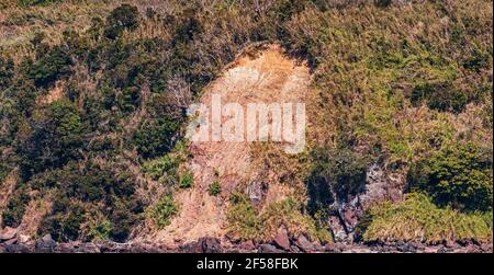 Ein Taifun brachte längere Regenfälle, die einen Erdrutsch auf Chirigashima, einer kleinen Insel in der Nähe von Ibusuki Stadt, verursachten. Stockfoto