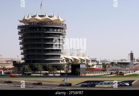 Datei Foto vom 14-03-2010 von Piloten, die während des Grand Prix von Gulf Air Bahrain auf dem Bahrain International Circuit in Sakhir, Bahrain, durch die erste Kurve kommen. Ausgabedatum: Donnerstag, 25. März 2021. Stockfoto