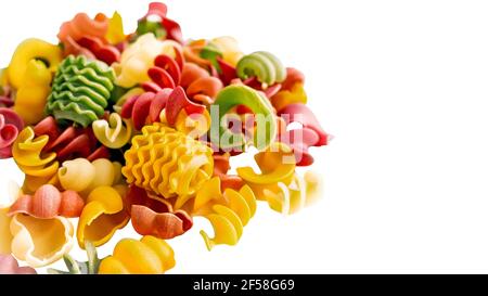 Verschiedene Arten von Pasta. Lebensmittelgeschäft Lebensmittel Hintergrund isoliert auf weiß. Stockfoto