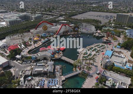 Eine Luftaufnahme von Mickey's Fun Wheel und der Indricoaster Achterbahnfahrt im Disney California Adventure Park, Mittwoch, 24. März 2021, in Anahe Stockfoto