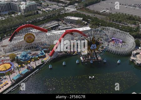 Eine Luftaufnahme von Mickey's Fun Wheel und der Indricoaster Achterbahnfahrt im Disney California Adventure Park, Mittwoch, 24. März 2021, in Anahe Stockfoto