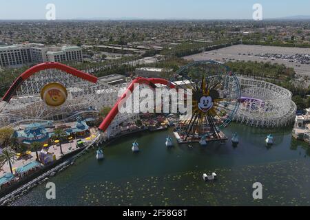 Eine Luftaufnahme von Mickey's Fun Wheel und der Indricoaster Achterbahnfahrt im Disney California Adventure Park, Mittwoch, 24. März 2021, in Anahe Stockfoto