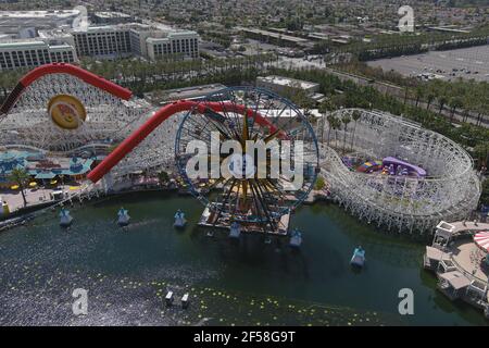 Eine Luftaufnahme von Mickey's Fun Wheel und der Indricoaster Achterbahnfahrt im Disney California Adventure Park, Mittwoch, 24. März 2021, in Anahe Stockfoto