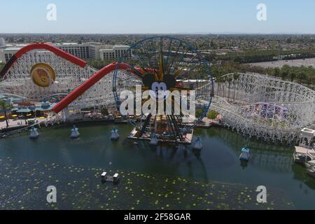 Eine Luftaufnahme von Mickey's Fun Wheel und der Indricoaster Achterbahnfahrt im Disney California Adventure Park, Mittwoch, 24. März 2021, in Anahe Stockfoto