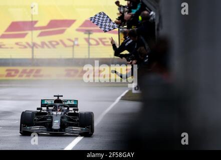 Datei Foto vom 15-11-2020 des Mercedes AMG F1 Lewis Hamilton überquert die Ziellinie während des Renntages des Großen Preises der Türkei im Istanbul Park, Türkei. Ausgabedatum: Donnerstag, 25. März 2021. Stockfoto