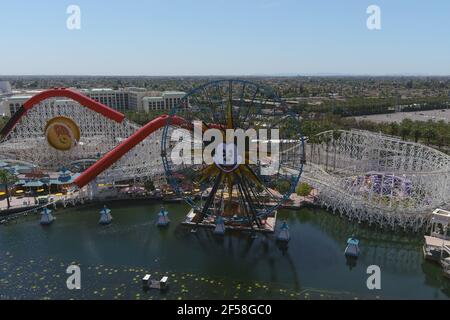 Eine Luftaufnahme von Mickey's Fun Wheel und der Indricoaster Achterbahnfahrt im Disney California Adventure Park, Mittwoch, 24. März 2021, in Anahe Stockfoto