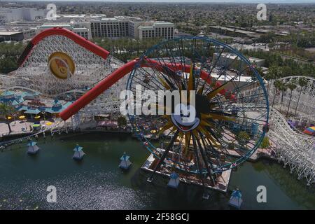 Eine Luftaufnahme von Mickey's Fun Wheel und der Indricoaster Achterbahnfahrt im Disney California Adventure Park, Mittwoch, 24. März 2021, in Anahe Stockfoto