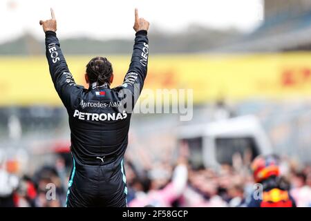 Datei Foto vom 15-11-2020 des Mercedes AMG F1 Lewis Hamilton (GBR) feiert nach dem Gewinn des Großen Preises der Türkei seine siebte Weltmeisterschaft im Istanbul Park, Türkei. Ausgabedatum: Donnerstag, 25. März 2021. Stockfoto