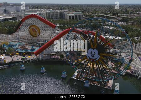 Eine Luftaufnahme von Mickey's Fun Wheel und der Indricoaster Achterbahnfahrt im Disney California Adventure Park, Mittwoch, 24. März 2021, in Anahe Stockfoto