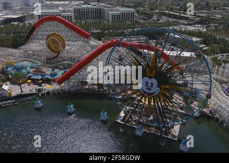 Eine Luftaufnahme von Mickey's Fun Wheel und der Indricoaster Achterbahnfahrt im Disney California Adventure Park, Mittwoch, 24. März 2021, in Anahe Stockfoto