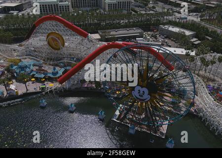 Eine Luftaufnahme von Mickey's Fun Wheel und der Indricoaster Achterbahnfahrt im Disney California Adventure Park, Mittwoch, 24. März 2021, in Anahe Stockfoto