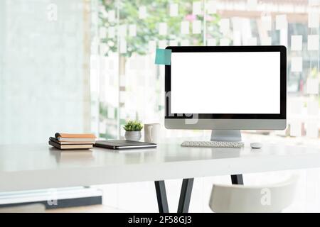 Konzept des Workplace Mockup. Mock up moderne Wohnkultur Desktop-Computer.Mockup Desktop Stockfoto