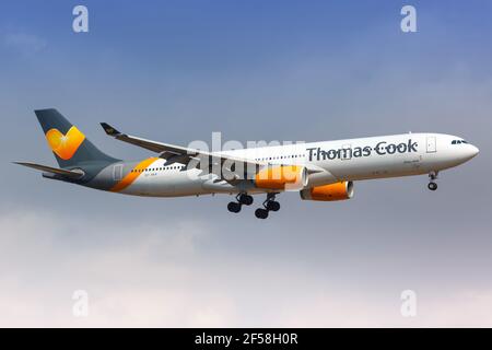 Palma de Mallorca, Spanien - 21. Juli 2018: Thomas Cook Airbus A330 landet auf dem Flughafen Palma de Mallorca in Spanien. Airbus ist ein europäischer Luftwaffenhersteller Stockfoto