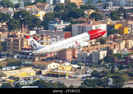 Palma de Mallorca, Spanien - 21. Juli 2018: Luftaufnahme einer norwegischen Boeing B737-800, die am Flughafen Palma de Mallorca in Spanien abfliegt. Stockfoto