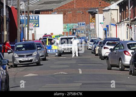 Wavertree, Liverpool, Großbritannien. März 2021, 24th. Drei Personen wurden wegen Mordverdachts verhaftet, nachdem die Leiche eines 57-jährigen Mannes in einem Haus in der Bishopgate Street in Wavertree gefunden wurde. Zwei Männer im Alter von 49 und 50 Jahren ohne feste Adresse und eine Frau im Alter von 44 Jahren wurden in Gewahrsam genommen. Credit;Ken Biggs/Alamy Live News. Stockfoto