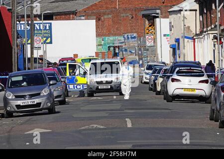 Wavertree, Liverpool, Großbritannien. März 2021, 24th. Drei Personen wurden wegen Mordverdachts verhaftet, nachdem die Leiche eines 57-jährigen Mannes in einem Haus in der Bishopgate Street in Wavertree gefunden wurde. Zwei Männer im Alter von 49 und 50 Jahren ohne feste Adresse und eine Frau im Alter von 44 Jahren wurden in Gewahrsam genommen. Credit;Ken Biggs/Alamy Live News. Stockfoto