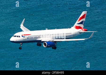 Gibraltar - 30. Juli 2018: British Airways Airbus A320 Flugzeug am Flughafen Gibraltar. Airbus ist ein europäischer Flugzeughersteller mit Sitz in Toulouse, Fr. Stockfoto