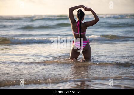 Frau, die einen Moment im Wasser hat Stockfoto