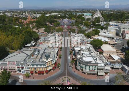 Eine Luftaufnahme der Main Street U.S.A.und des Dornröschenschlosses im Disneyland Park, Mittwoch, 24. März 2021, in Anaheim, Kalif. Stockfoto