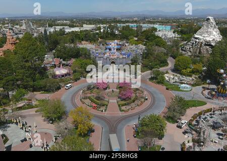 Eine Luftaufnahme des Dornröschenschlosses im Disneyland Park, Mittwoch, 24. März 2021, in Anaheim, Kalif. Stockfoto