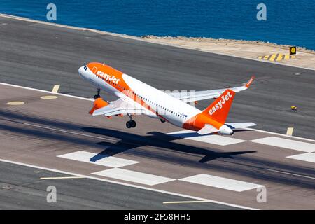 Gibraltar - 29. Juli 2018: EasyJet Airbus A320 Flugzeug am Flughafen Gibraltar. Airbus ist ein europäischer Flugzeughersteller mit Sitz in Toulouse, Frankreich. Stockfoto