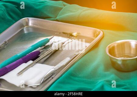Nahaufnahme der medizinischen Geräte des Zahnarztes aus Metall Stockfoto