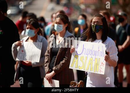 Bloomington, Usa. März 2021, 24th. Demonstranten halten Plakate, die ihre Meinung während der Demonstration ausdrücken. Studenten der Indiana University protestierten heute in den Vereinigten Staaten gegen asiatischen Hass, weil sie letzte Woche in Atlanta, Georgia, Asiaten getötet hatten. Es gab auch viele Voreingenommenheitsvorfälle wegen Donald Trumps rassistischen Kommentaren, die China für das Coronavirus verantwortlich machen. (Foto von Jeremy Hogan/SOPA Images/Sipa USA) Quelle: SIPA USA/Alamy Live News Stockfoto