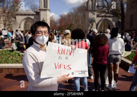 Bloomington, Usa. März 2021, 24th. Ein Protestler hält während der Demonstration ein Plakat mit seiner Meinung. Studenten der Indiana University protestierten heute in den Vereinigten Staaten gegen asiatischen Hass, weil sie letzte Woche in Atlanta, Georgia, Asiaten getötet hatten. Es gab auch viele Voreingenommenheitsvorfälle wegen Donald Trumps rassistischen Kommentaren, die China für das Coronavirus verantwortlich machen. (Foto von Jeremy Hogan/SOPA Images/Sipa USA) Quelle: SIPA USA/Alamy Live News Stockfoto