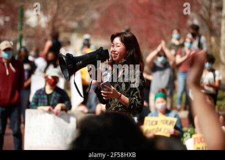 Bloomington, Usa. März 2021, 24th. Die Studentin der IU, Melody Gao, spricht während des Protestes durch ein Megaphon. Studenten der Indiana University protestierten heute in den Vereinigten Staaten gegen asiatischen Hass, weil sie letzte Woche in Atlanta, Georgia, Asiaten getötet hatten. Es gab auch viele Voreingenommenheitsvorfälle wegen Donald Trumps rassistischen Kommentaren, die China für das Coronavirus verantwortlich machen. (Foto von Jeremy Hogan/SOPA Images/Sipa USA) Quelle: SIPA USA/Alamy Live News Stockfoto