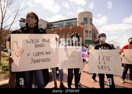 Bloomington, Usa. März 2021, 24th. Demonstranten halten Plakate, die ihre Meinung während der Demonstration ausdrücken. Studenten der Indiana University protestierten heute in den Vereinigten Staaten gegen asiatischen Hass, weil sie letzte Woche in Atlanta, Georgia, Asiaten getötet hatten. Es gab auch viele Voreingenommenheitsvorfälle wegen Donald Trumps rassistischen Kommentaren, die China für das Coronavirus verantwortlich machen. (Foto von Jeremy Hogan/SOPA Images/Sipa USA) Quelle: SIPA USA/Alamy Live News Stockfoto