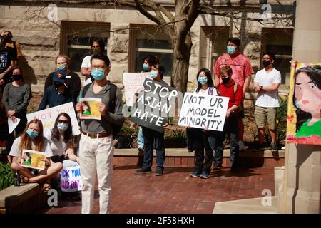 Bloomington, Usa. März 2021, 24th. Demonstranten halten Plakate, die ihre Meinung während der Demonstration ausdrücken. Studenten der Indiana University protestierten heute in den Vereinigten Staaten gegen asiatischen Hass, weil sie letzte Woche in Atlanta, Georgia, Asiaten getötet hatten. Es gab auch viele Voreingenommenheitsvorfälle wegen Donald Trumps rassistischen Kommentaren, die China für das Coronavirus verantwortlich machen. (Foto von Jeremy Hogan/SOPA Images/Sipa USA) Quelle: SIPA USA/Alamy Live News Stockfoto