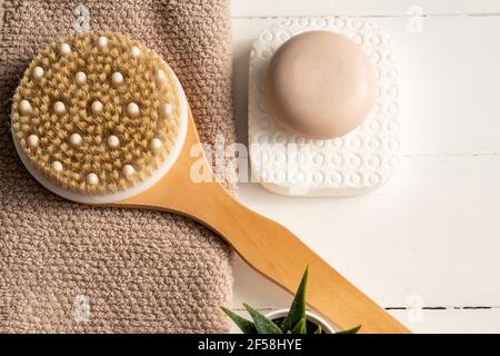 Flache Lay-Komposition mit Bade- und Hautpflegeaccessoires auf weißem Hintergrund. Stockfoto