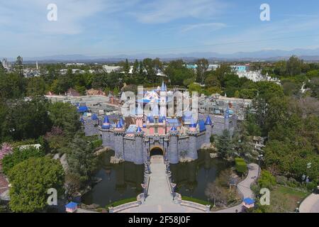 Eine Luftaufnahme des Dornröschenschlosses im Disneyland Park, Mittwoch, 24. März 2021, in Anaheim, Kalif. Stockfoto