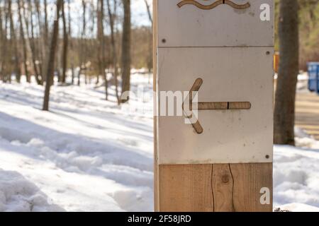 Pfeil-Zeiger im Winterwald auf der Skipiste. Stockfoto