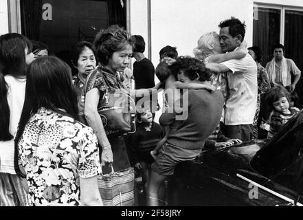 Phnom Penh 1975-05-09 verzweifelte, schmerzhafte und unerträgliche Szenen, als alle Kambodschaner, die in der französischen Botschaft Zuflucht gesucht hatten, angewiesen wurden, zu gehen. Frauen und Kinder klammerten sich an ihre Ehemänner und Väter. Foto: Sven-Erik Sjoberg / DN / TT / Code: 53 Stockfoto