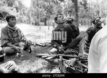 Phnom Penh 1975-05-09 Phnom Penh befreit! Guerilla-Soldaten genießen während einer Pause Bier und Pepsi Cola. Foto: Sven-Erik Sjoberg / DN / TT / Code: 53 Stockfoto