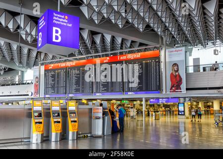 Frankfurt, 27. Mai 2018: Terminal 1 Halle B am Frankfurter Flughafen. Stockfoto