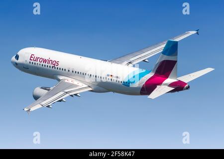 Barcelona, Spanien - 9. Juni 2018: Eurowings Airbus A320 fliegt am Flughafen Barcelona in Spanien ab. Airbus ist ein europäischer Flugzeughersteller b Stockfoto