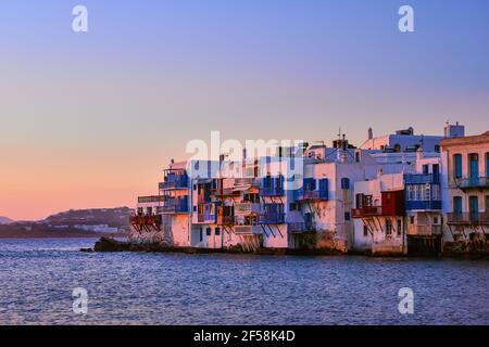 Wunderschöne Sonnenuntergangsansicht von Little Venice auf Mykonos, Griechenland. Romantisches Viertel mit weiß getünchten Bars, Cafés, Restaurants. Stockfoto