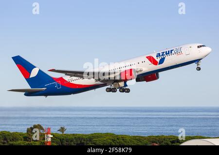 Barcelona, Spanien - 9. Juni 2018: Azur Air Ukraine Boeing 767 fliegt am Flughafen Barcelona in Spanien ab. Boeing ist ein amerikanischer Flugzeughersteller Stockfoto