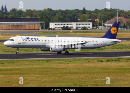 Berlin, Deutschland – 30. August 2017: Lufthansa Airbus A321 am Flughafen Berlin-Tegel (TXL) in Deutschland. Airbus ist ein Flugzeughersteller aus Toulouse, F Stockfoto